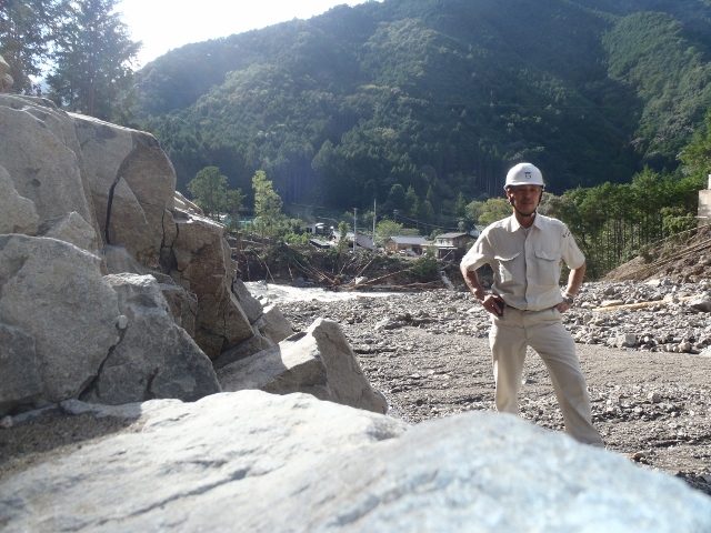 災害現場に立つ代表・吉田