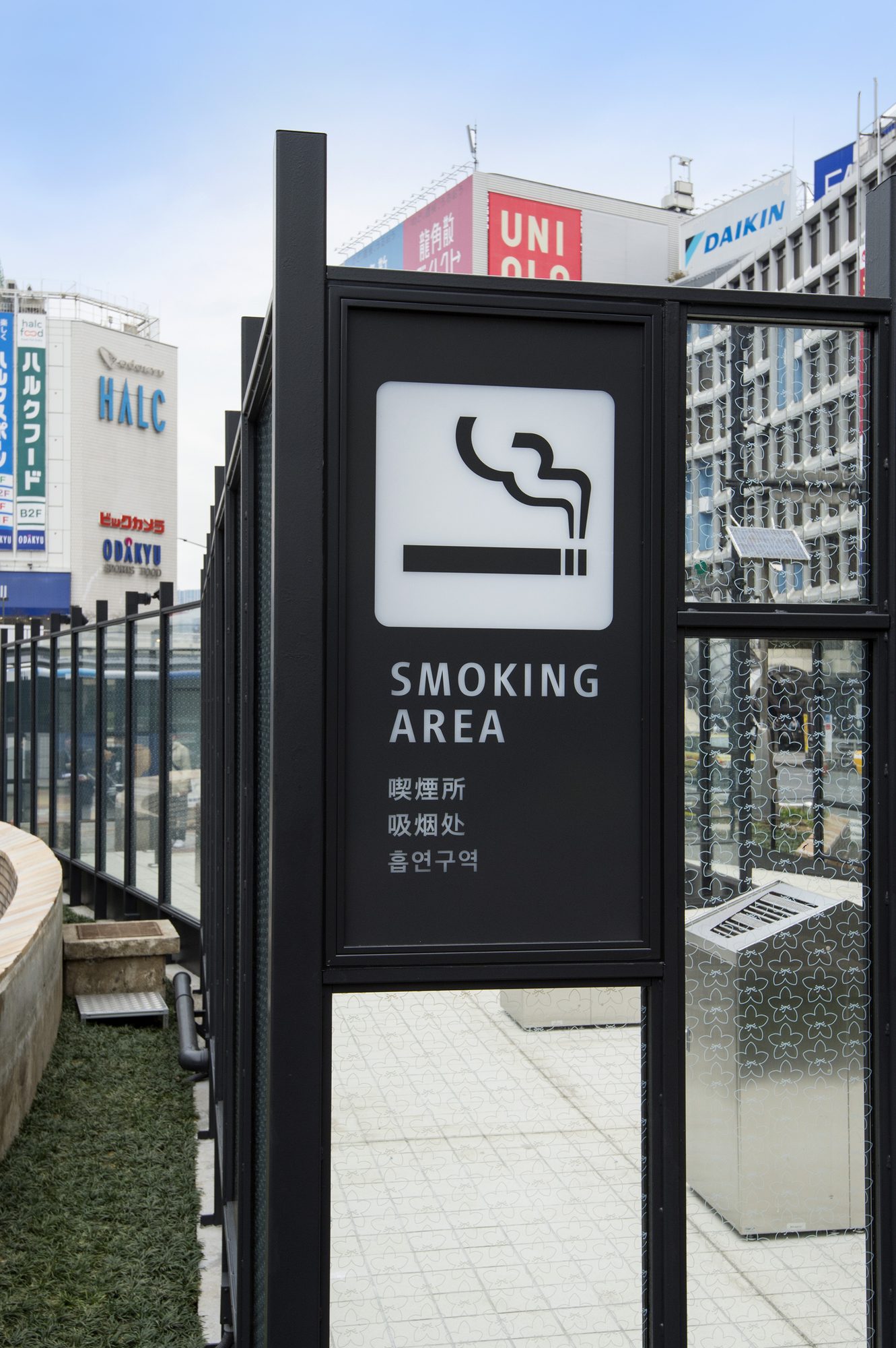 新宿西口喫煙所 サイン